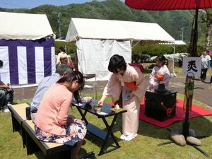 20160504c越前市あじまの万葉まつり（茶道部）仁愛大学010.jpg