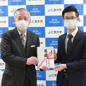 同窓会より新型コロナウィルス感染症対策支援として寄付金をいただきました。