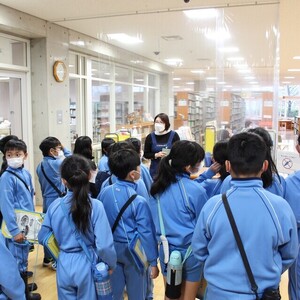 福井市清明小学校の生徒74名が本学を見学しました。