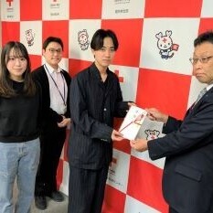 オカリナ同好会が災害復興支援のため赤十字社へ寄付を行いました