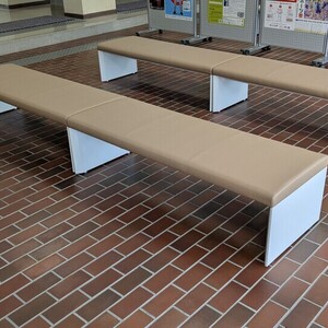 ふるさと納税を活用し、B号館学生玄関のイスを新しくしました！