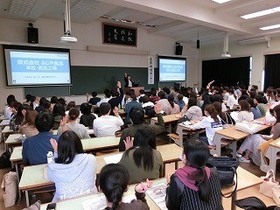 ３年生対象「業界研究セミナー」を行いました。