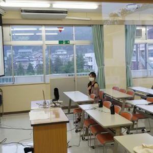 基礎演習で「4年生との交流会」を実施しました。