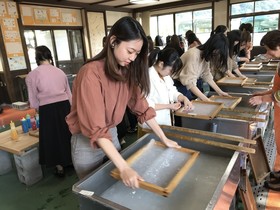 【地域連携】基礎演習『越前市で学ぶ』和紙作り体験を実施しました！