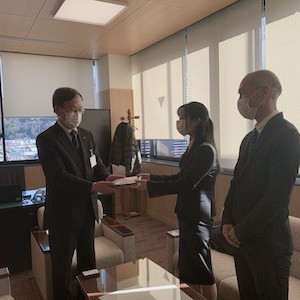 越前かるたを市内の小学校に寄贈しました