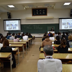 北陸新幹線「越前たけふ駅」の概要及び工事の様子についてお聴きしました（1年生基礎演習）。