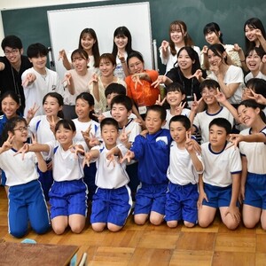 学生が小学校の授業を支援！