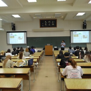 福井県国際交流協会・飯田隼人氏による招待講義を行いました