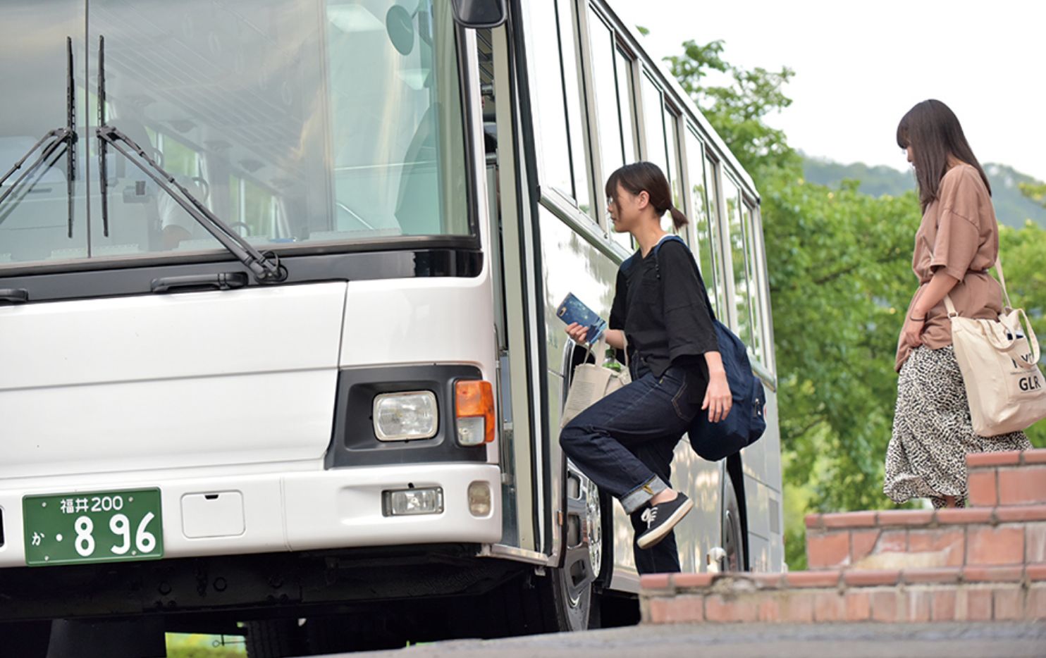 バスに乗り込む学生の写真