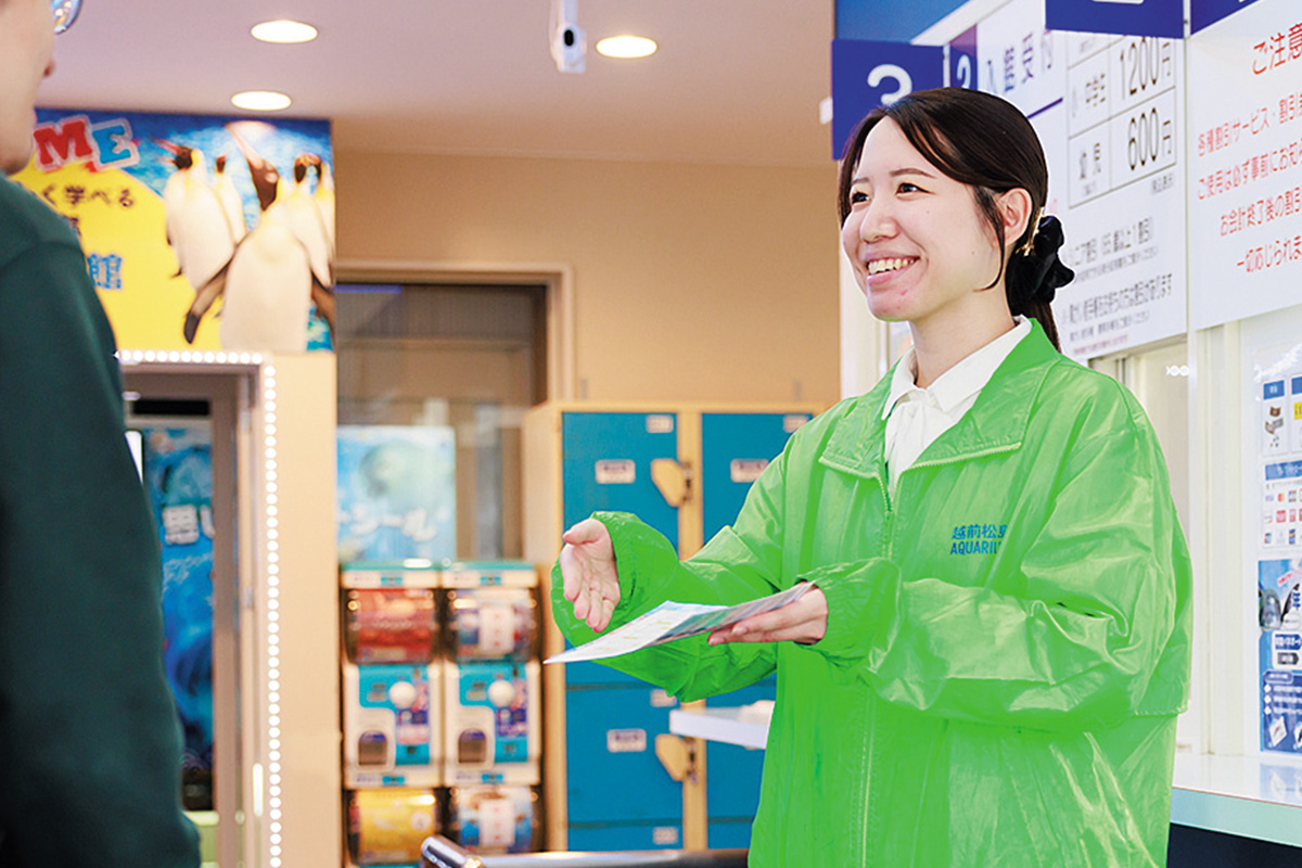 顧客に説明をする女性の写真