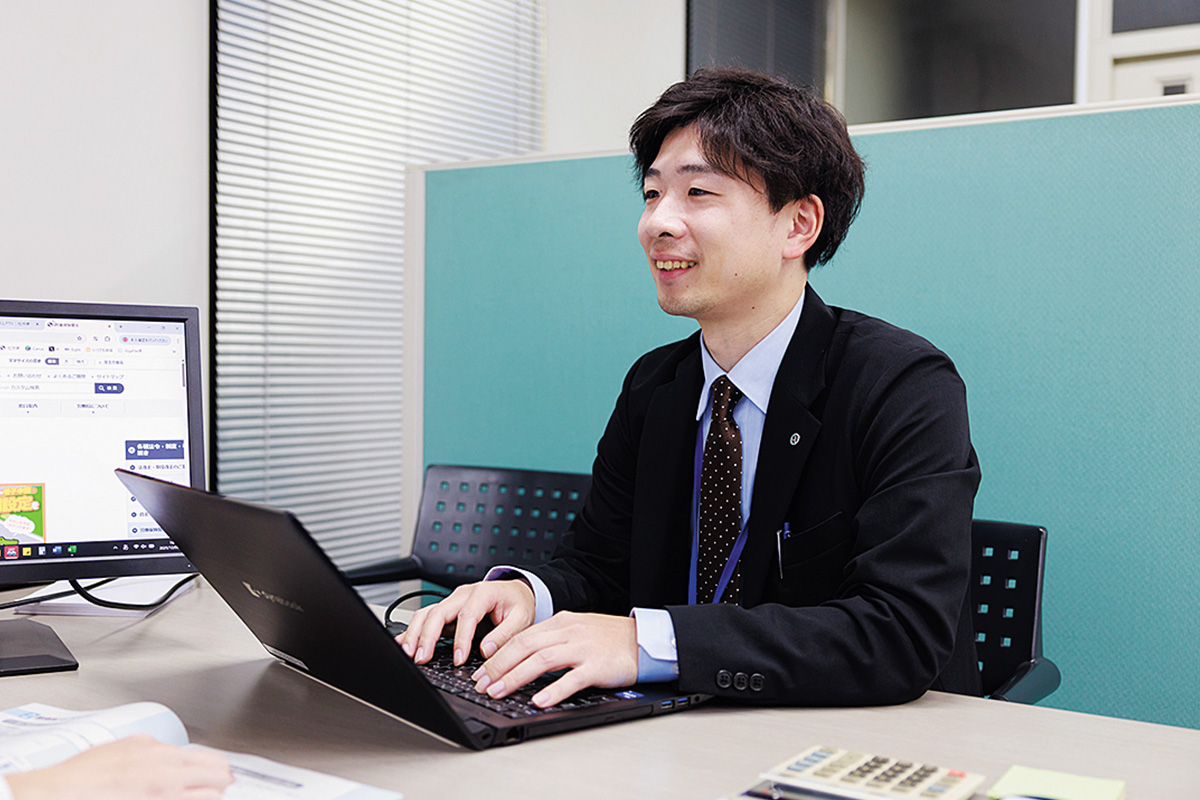 パソコンで作業をする男性の写真