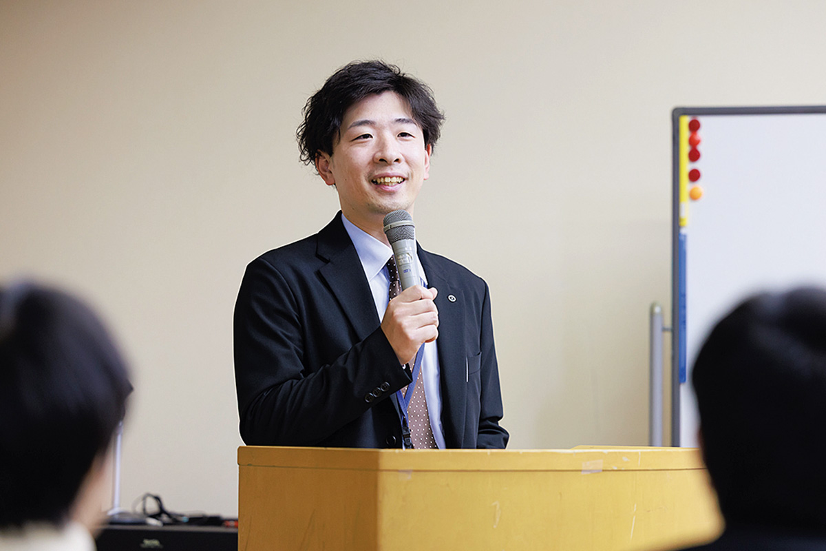 講演をする男性の写真