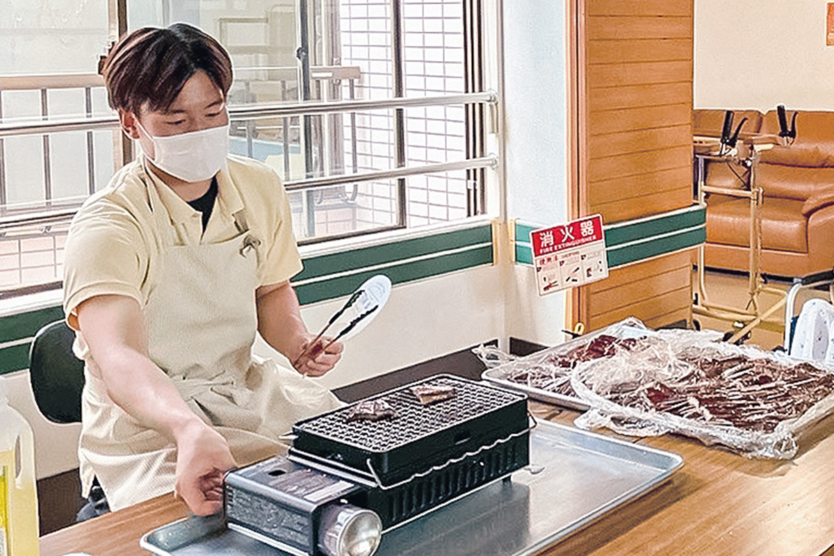お肉を焼いて振る舞うイメージ写真