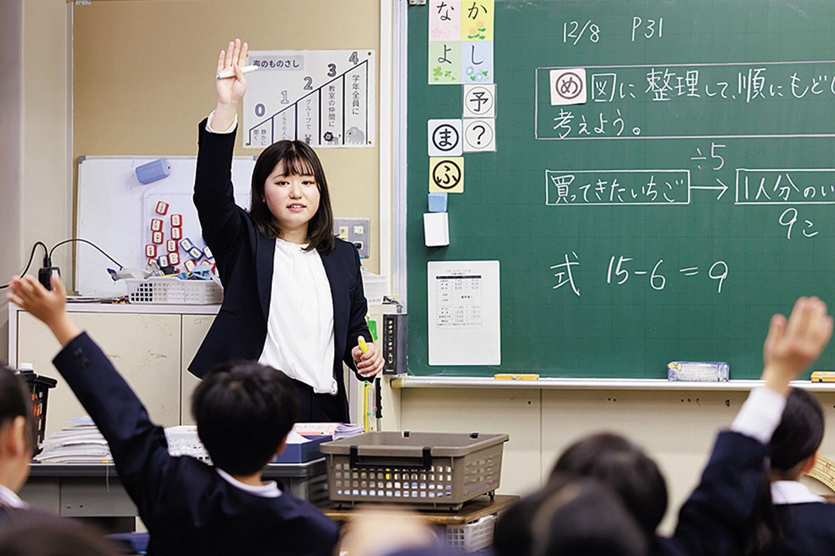教室で授業をする女性の写真