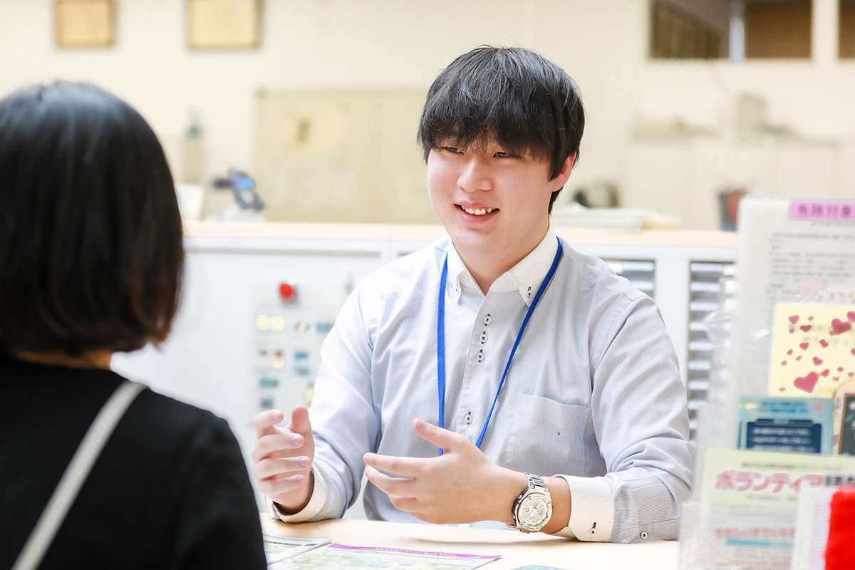 こ顧客と会話する写真