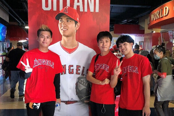 エンゼルススタジアムの前での記念写真