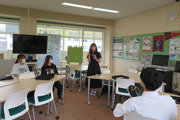 留学体験談を聞いている写真