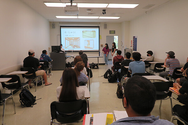 発表をしている写真