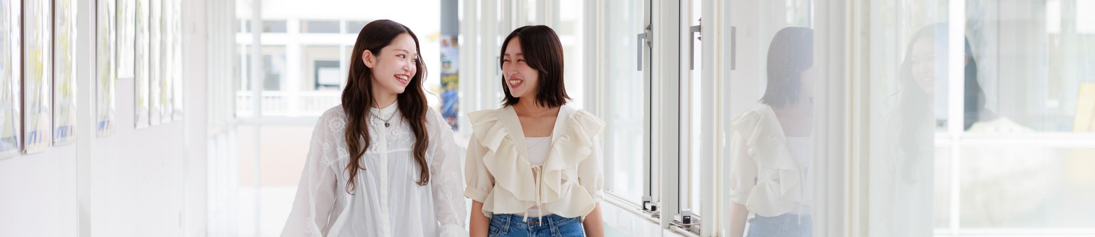 校舎内を歩く2人の学生の写真