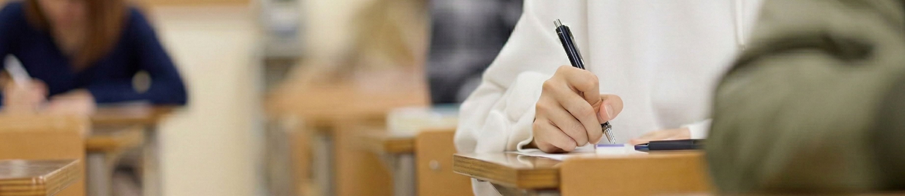 試験を受ける手元の写真