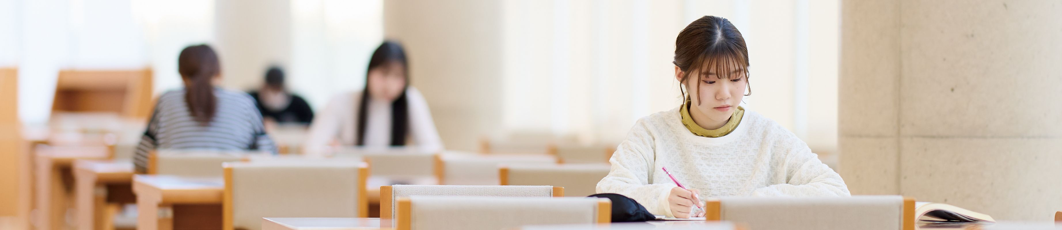 自学をする女性の写真