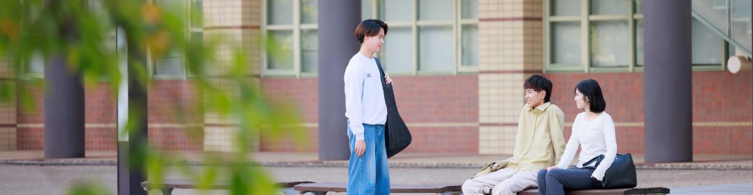 キャンパスで談笑する学生の写真