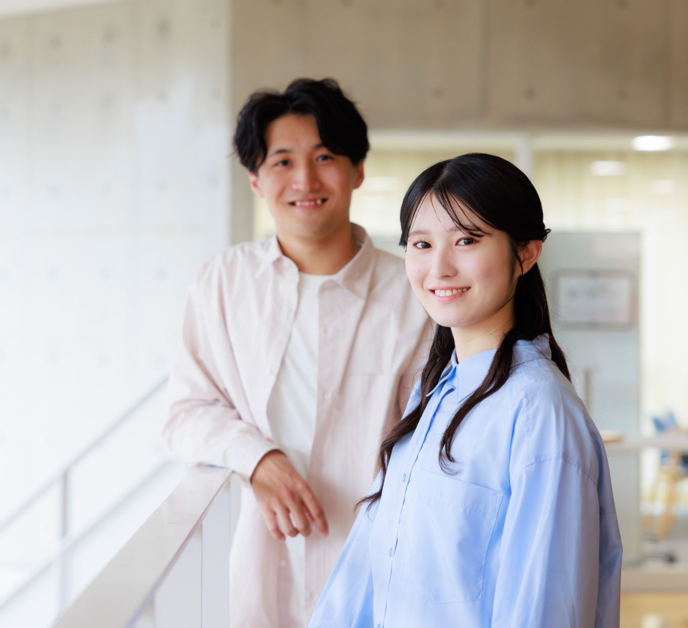 学生がこちらを見て微笑んでいる写真