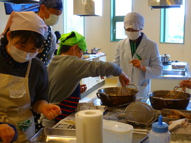 公開講座「子どもの食育講座　お父さんと一緒にクッキング　－魚をさばいてカレイの中華風あんかけを作ろう－」を開催しました