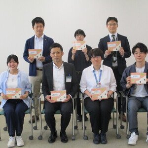 心理学科の学生により、「放課後デイサービスなどの福祉サービス一覧広報ツール」の贈呈式を行いました